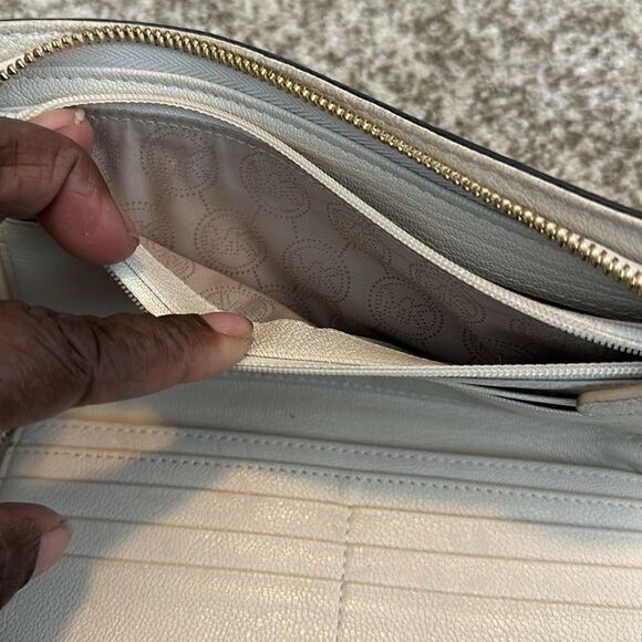 Michael Kors Cream Hamilton Wallet - Picture 8 of 8